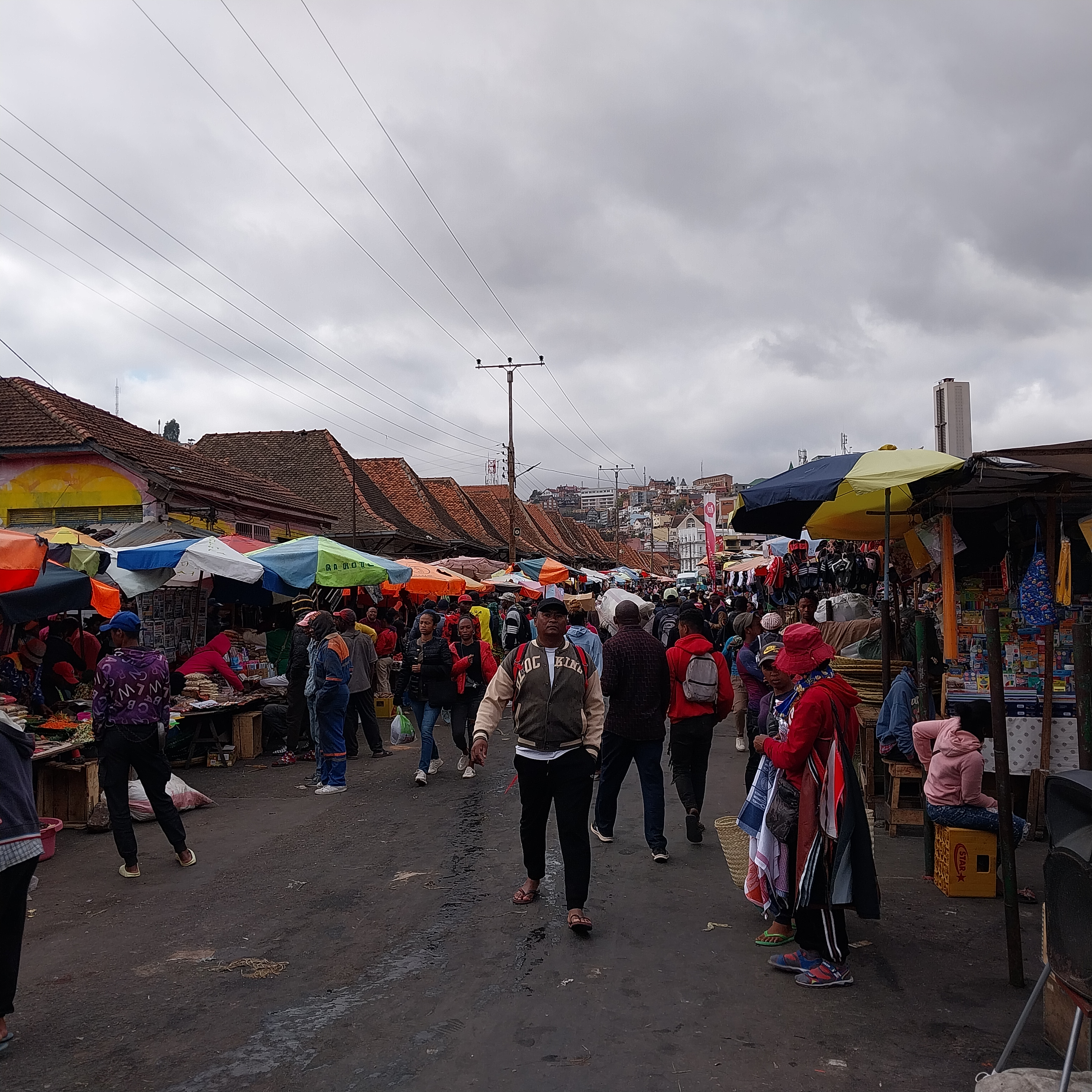 Scène animée du marché d’Analakely à Antananarivo