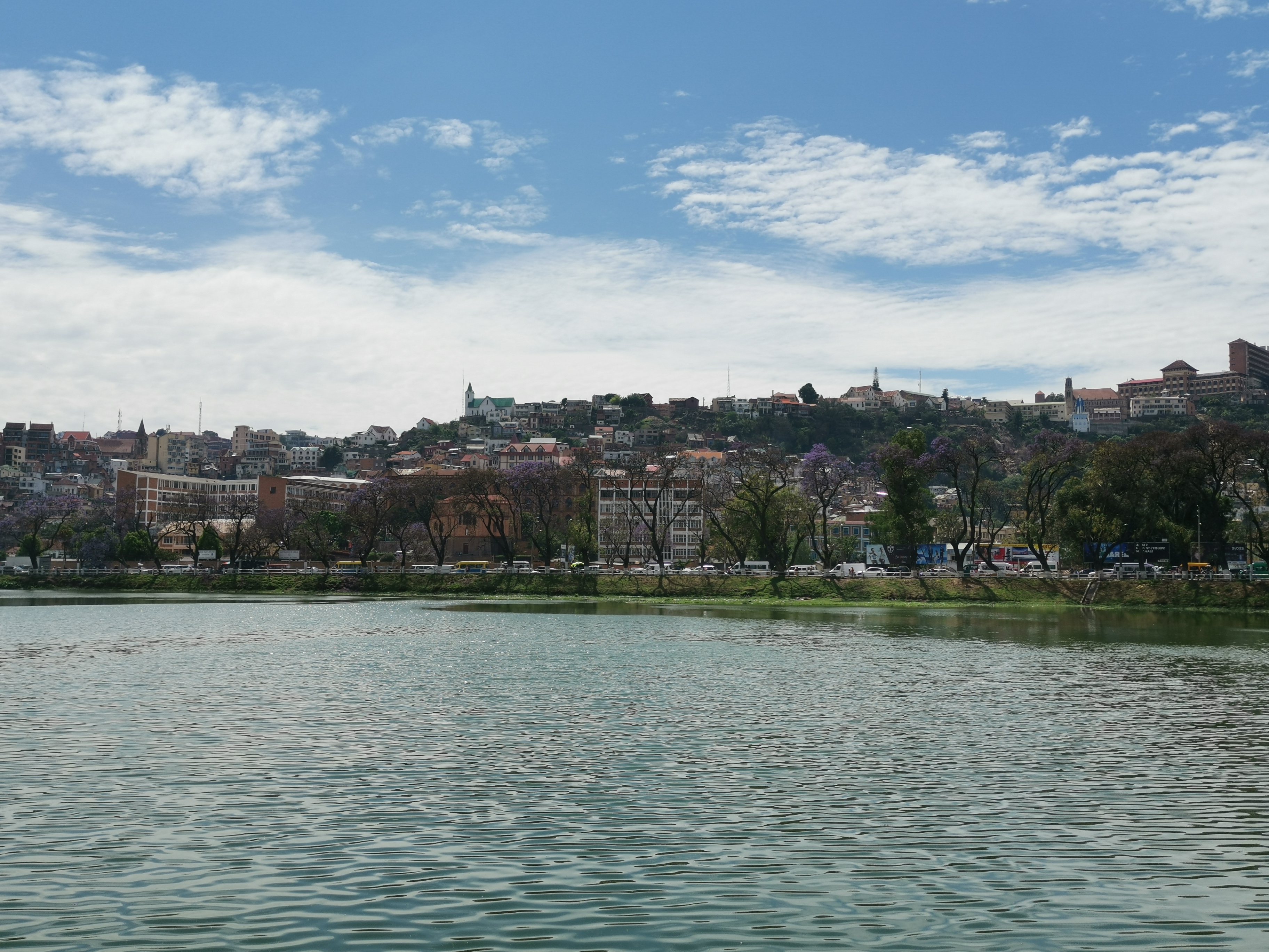 Lac Anosy et son monument à Antananarivo