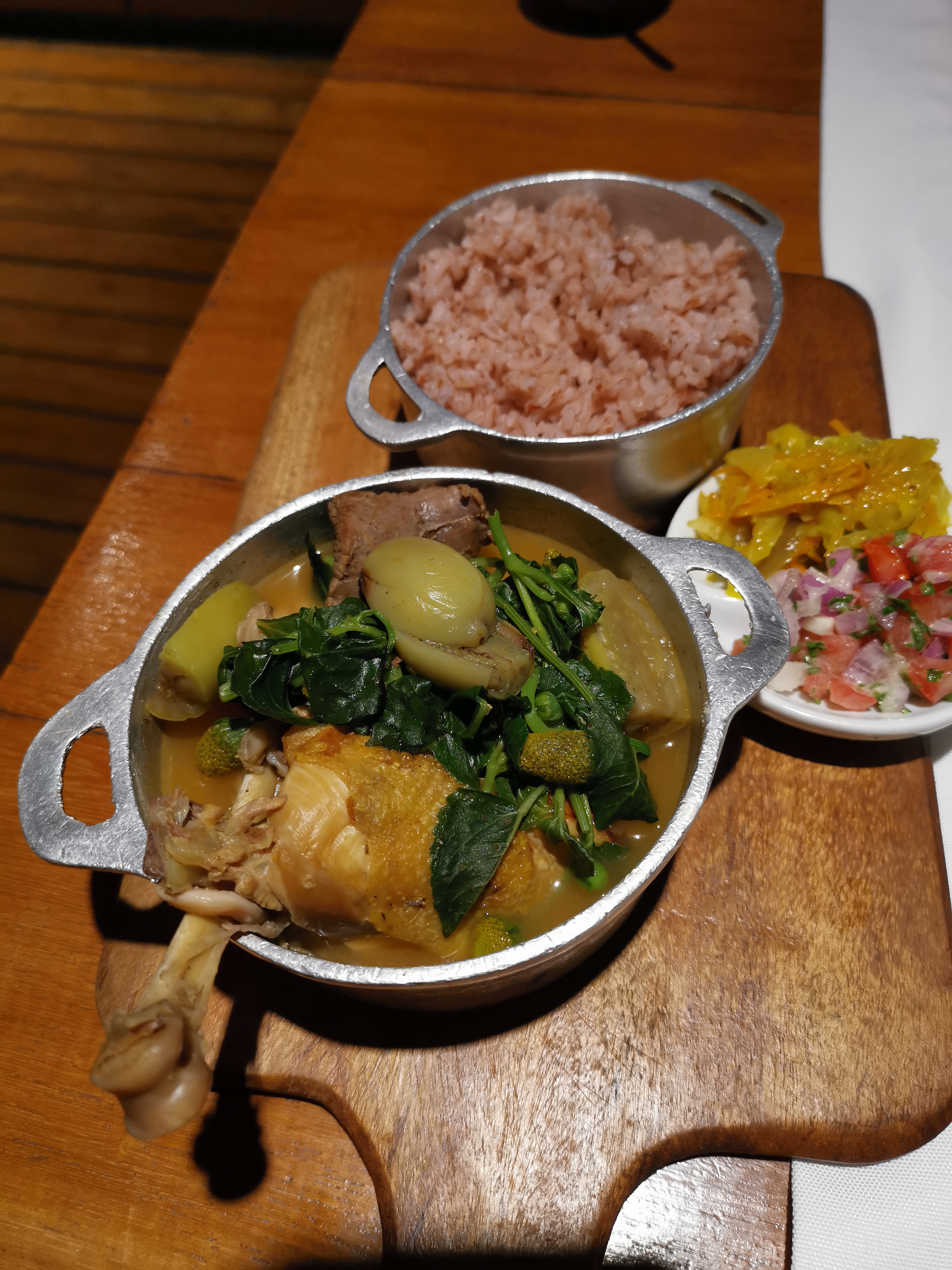 Assiette de romazava servie avec du riz
