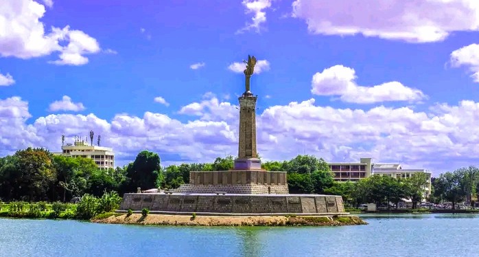 Lac Anosy à Antananarivo sous un ciel changeant