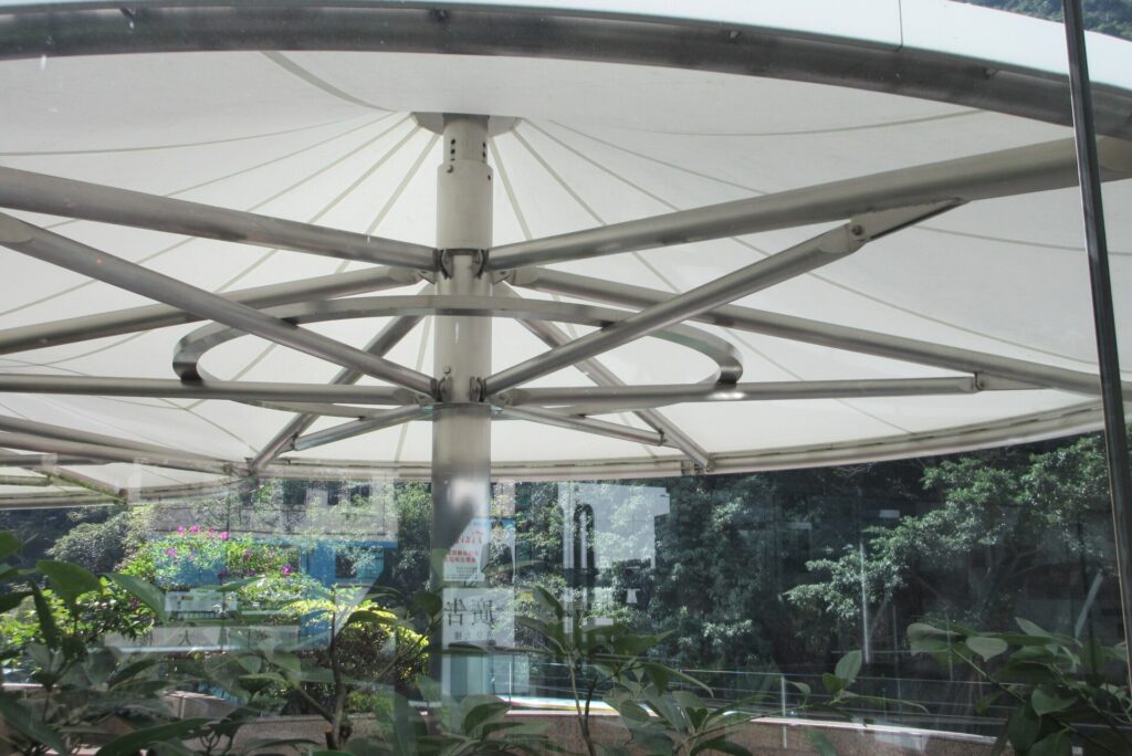 Terrasse de café en extérieur, photo d’illustration