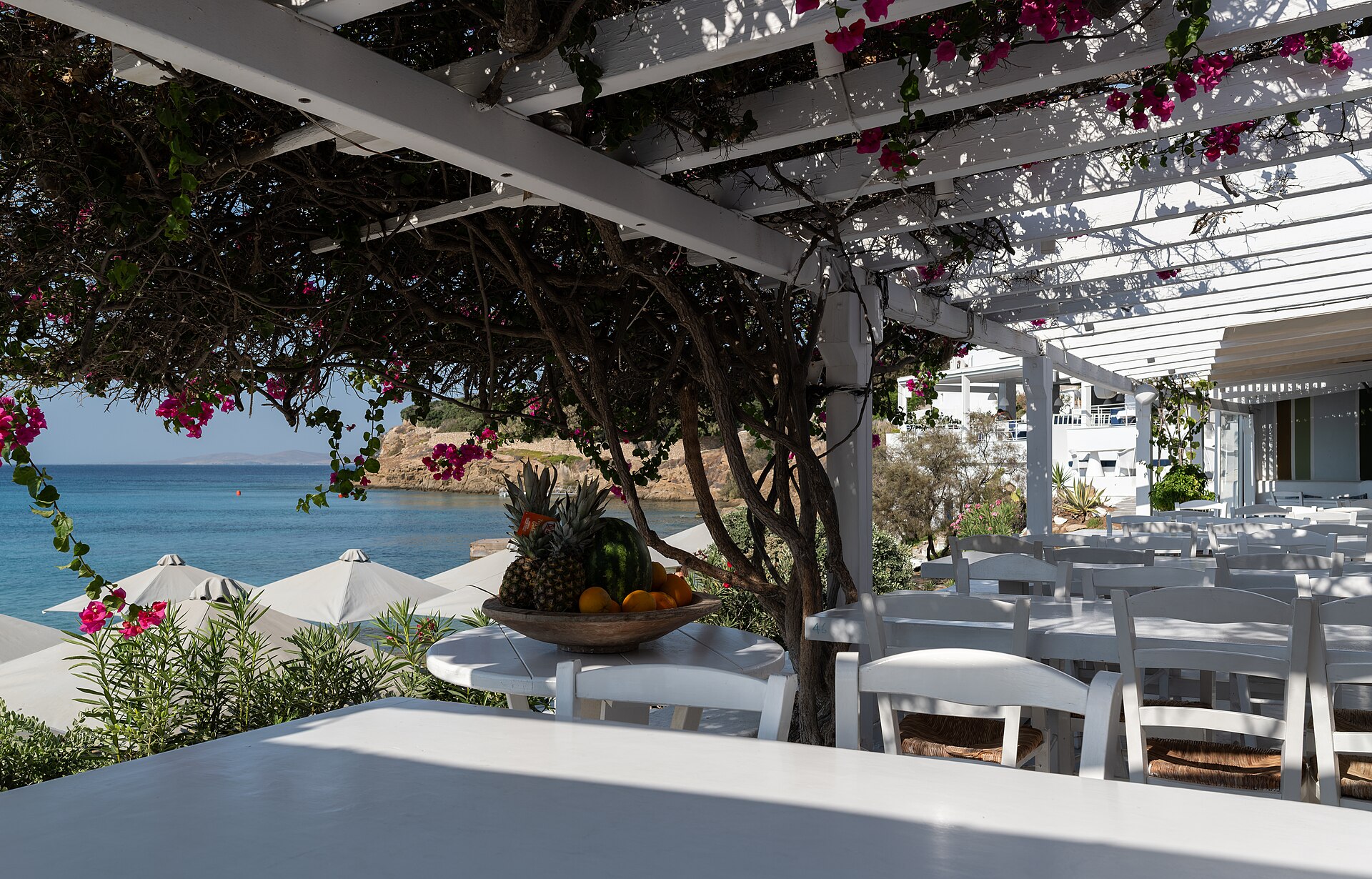 Terrasse de café avec tables en extérieur, photo d’illustration