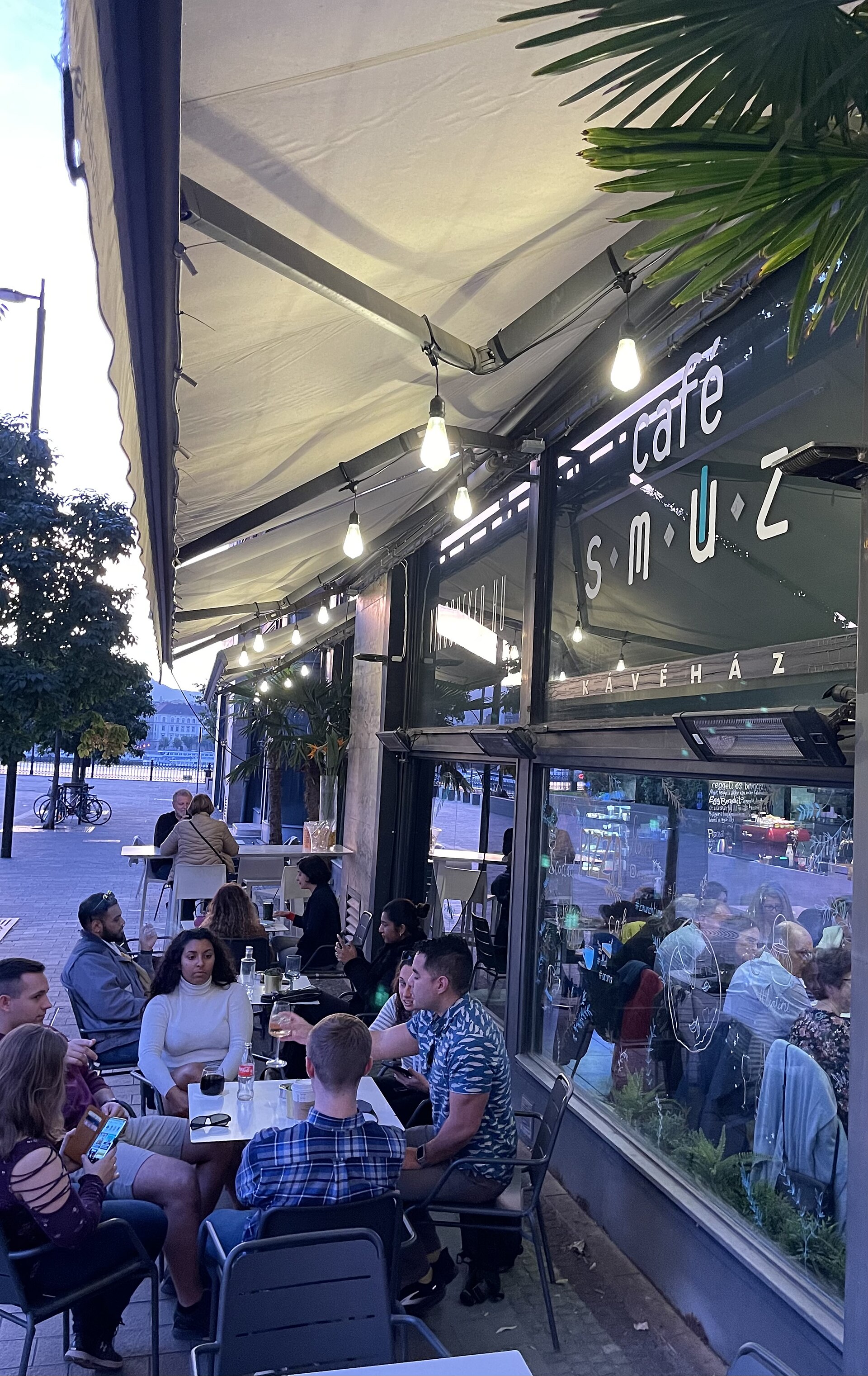 Café avec vue depuis une terrasse, photo d’illustration