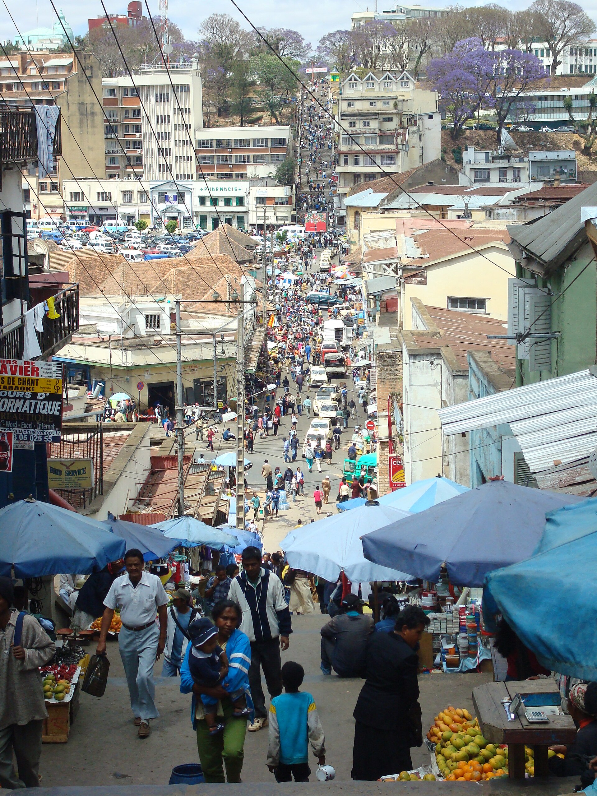 Rue de marché fréquentée à Antananarivo