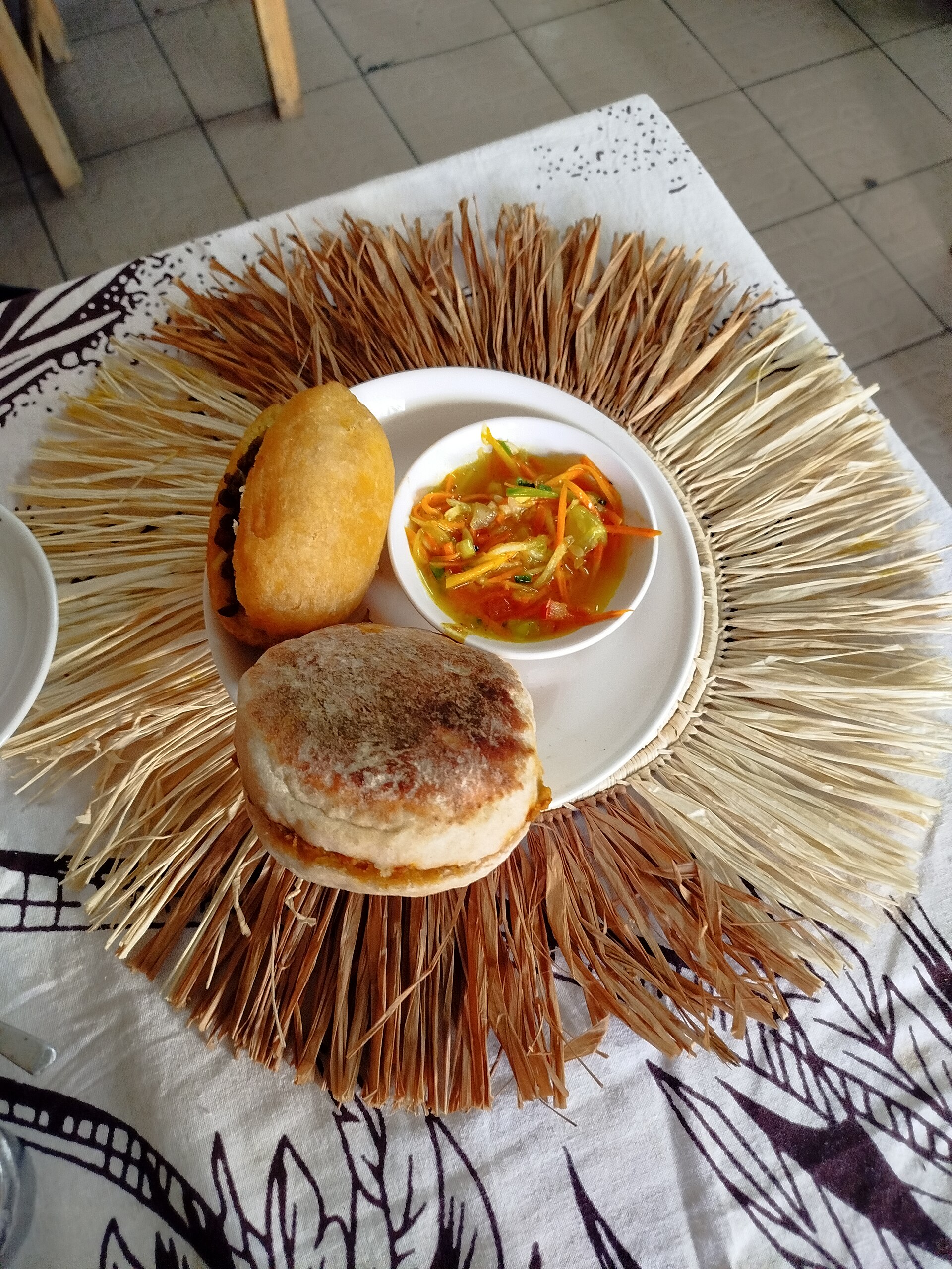 Plat malgache servi avec du lasary