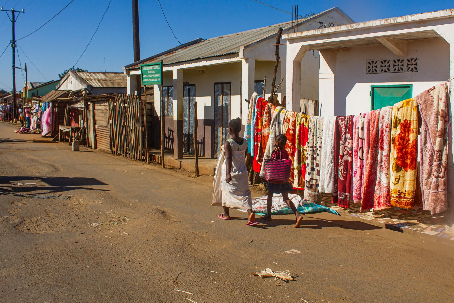 Textiles colorés à Madagascar