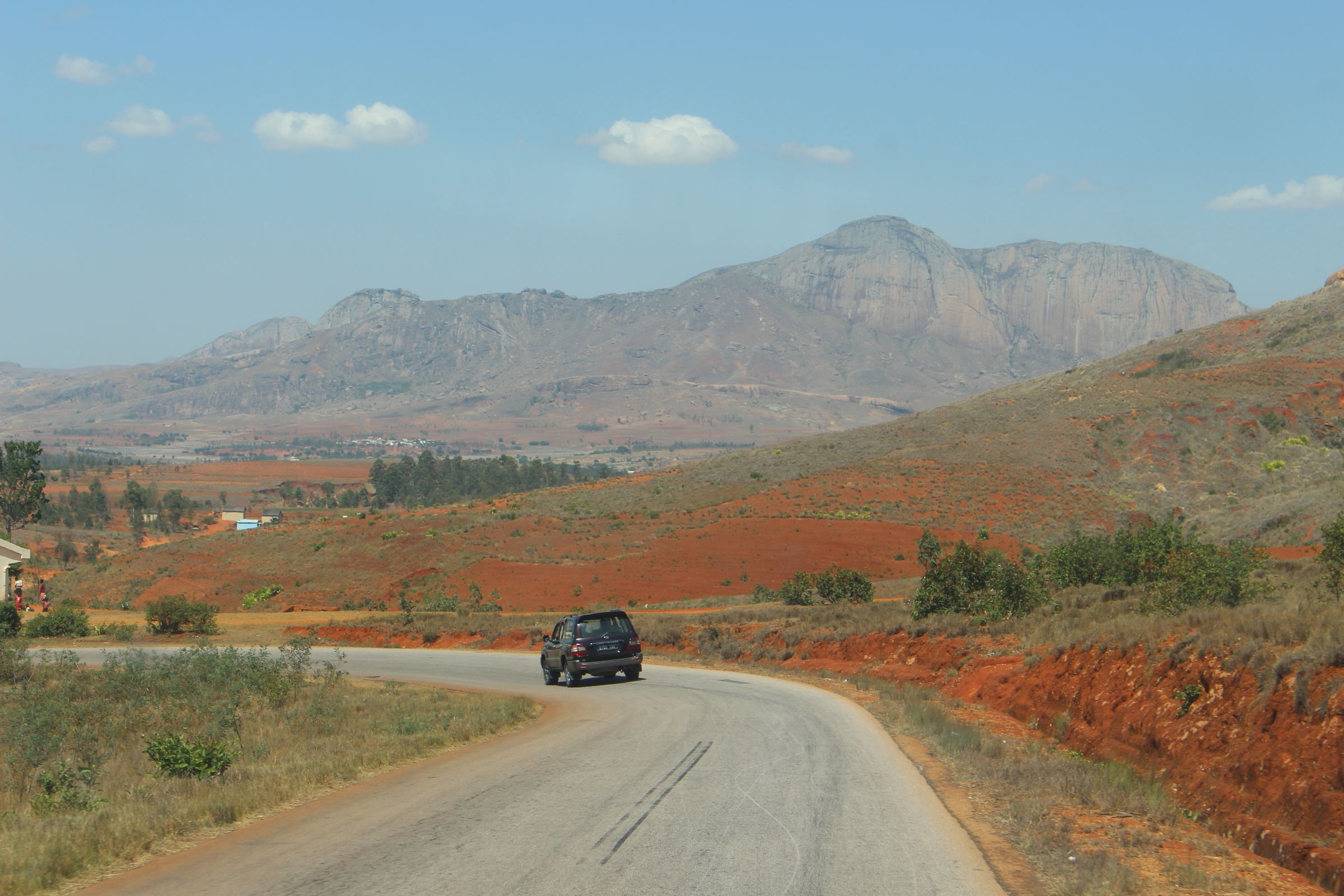 Route de montagne aux couleurs rouges à Madagascar